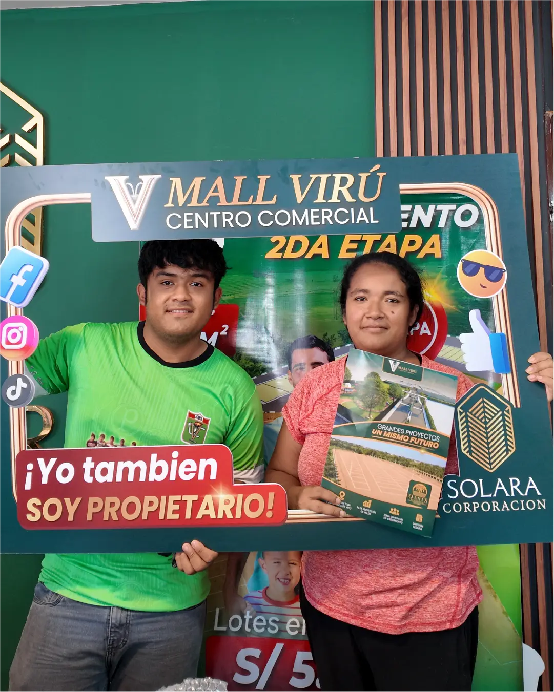 Propietarios con su cartel de Mall Virú etapa 2