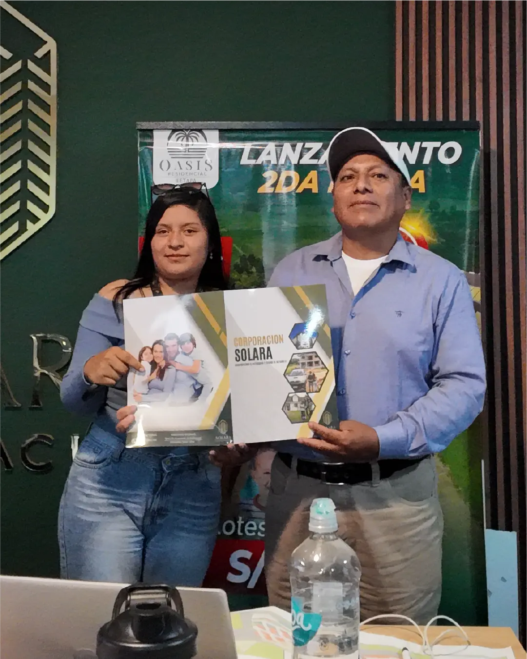 Cliente con su carpeta de Solara
