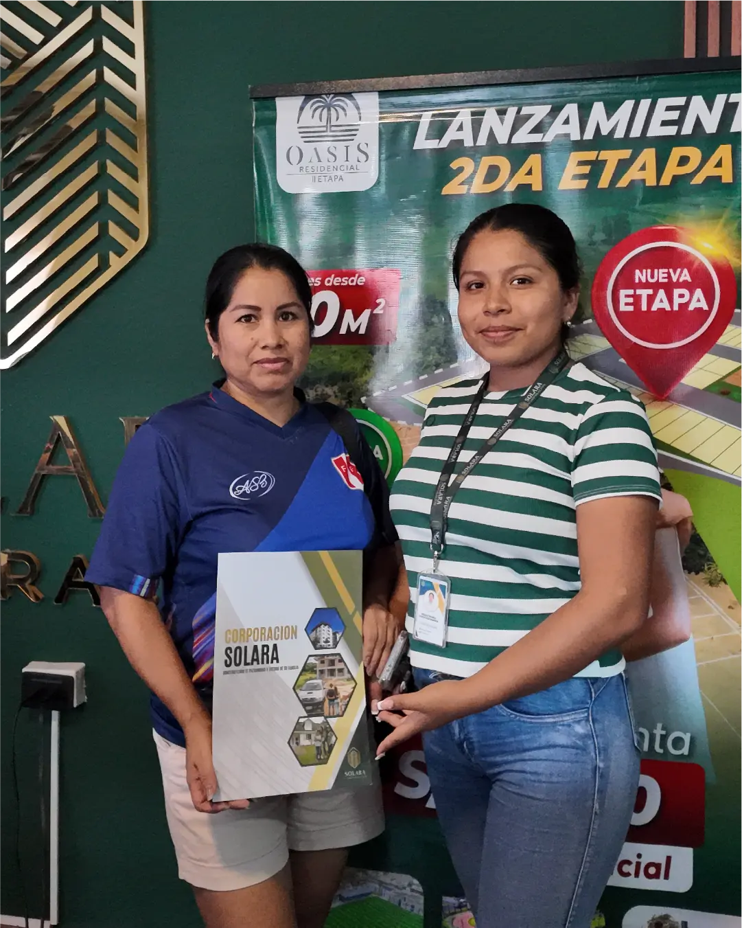 Propietarias con su carpeta